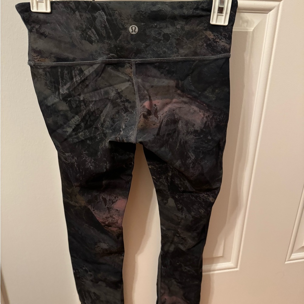 Cropped Running Lululemon size 4 Leggings, like new worn a couple of times!